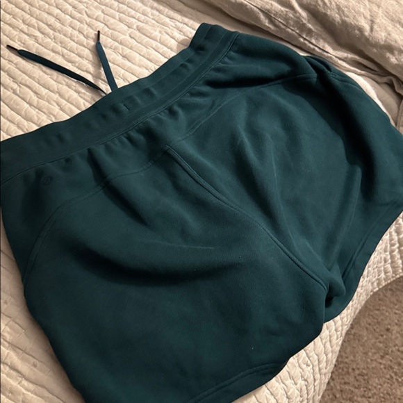 LuLuLemon Highrise Scuba 5in shorts with pockets - Picture 5 of 7